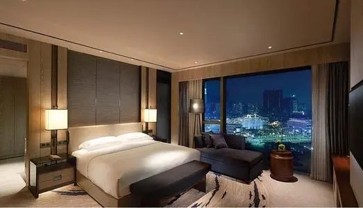 客房智能控制系統可以利用哪些功能保障客房安全？